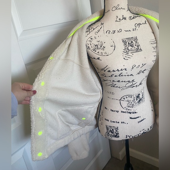 Old Navy Active Sherpa Jacket w/ Neon Detail - Picture 6 of 8